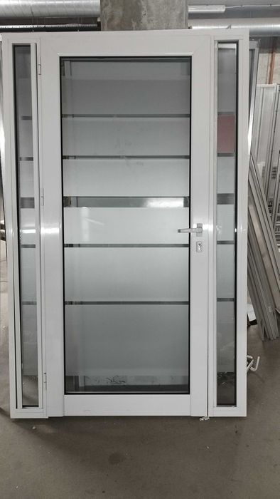 Алуминиевa вратa с касa, бяла със стъкла - лява 132/210см