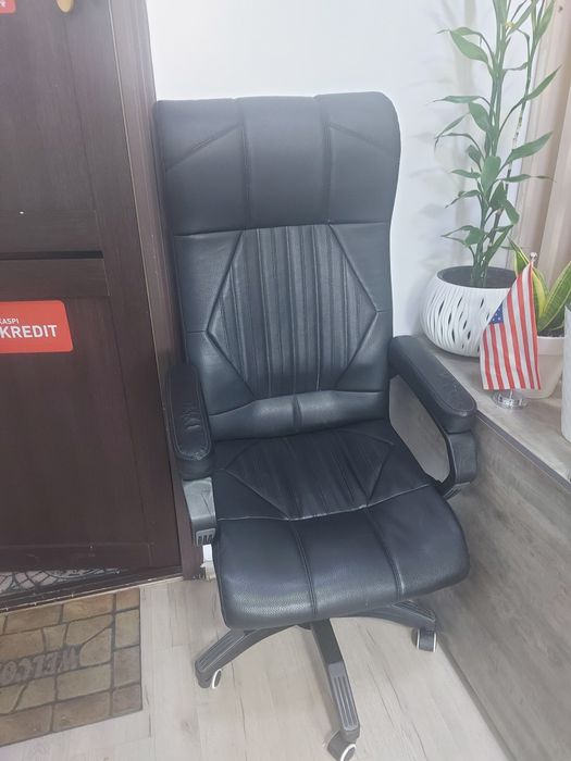 Продам два офисных кресла
