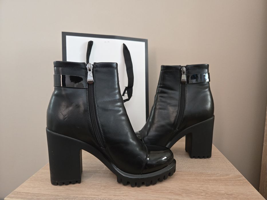 Черни боти на ток