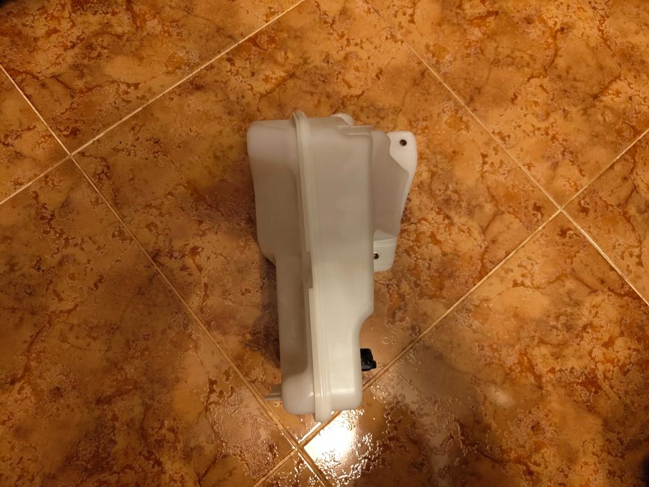 Vas spalator parbriz cu pompa VW Golf 8 / Skoda Octavia 4 / Seat Leon 4 / Audi A3 8Y - 5FF955453