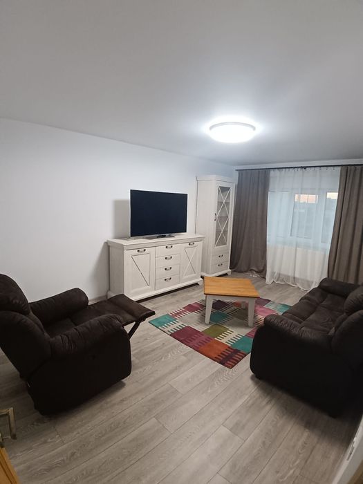 PERSOANĂ PRIVATĂ ÎNCHIRIEZ apartament 2 camere decomandat , 54 mp , Constanța, zona Dezrobirii.