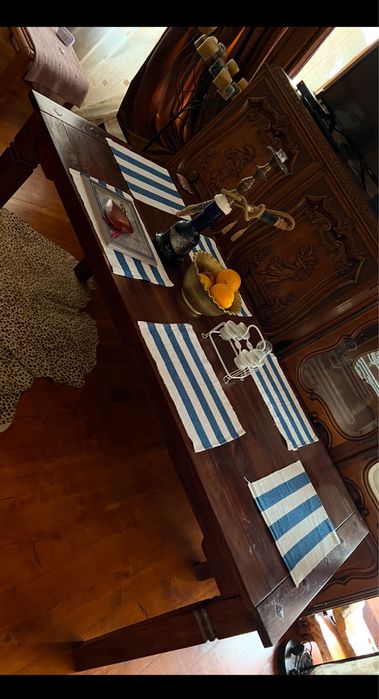 Трапезна маса от масивно дърво