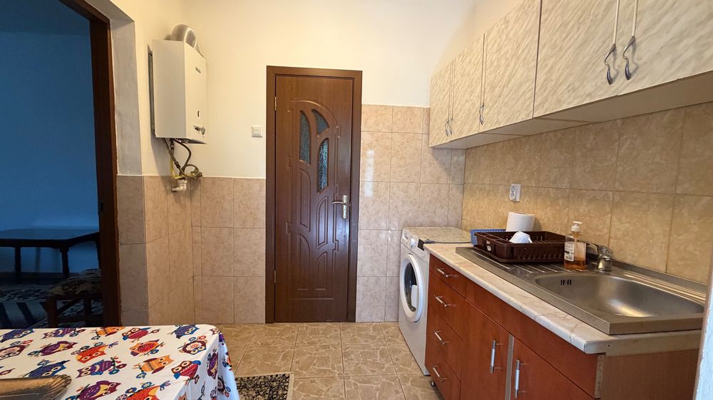 Închiriez cameră, tip garsonieră, disponibilă la curte