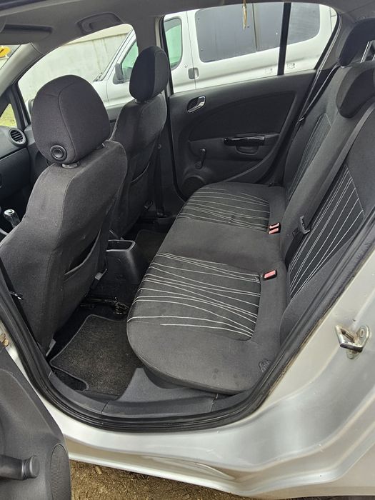 Opel Corsa 2010 .