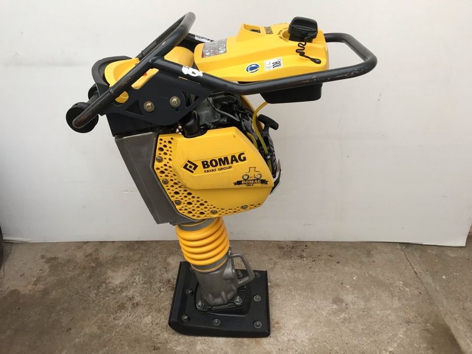 Inchiriez mai compactor bomag