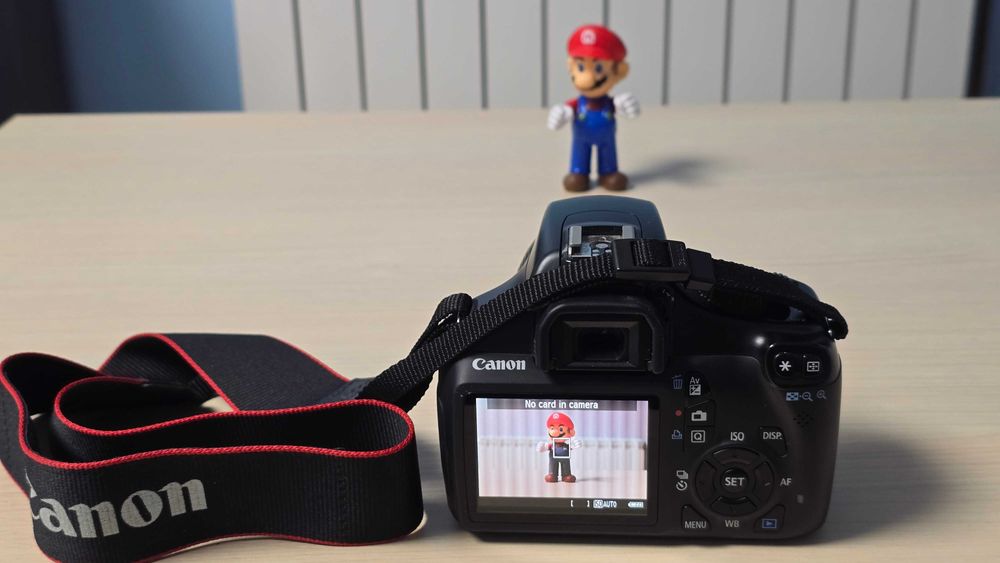 Canon 1100 D , cu umbre pe display