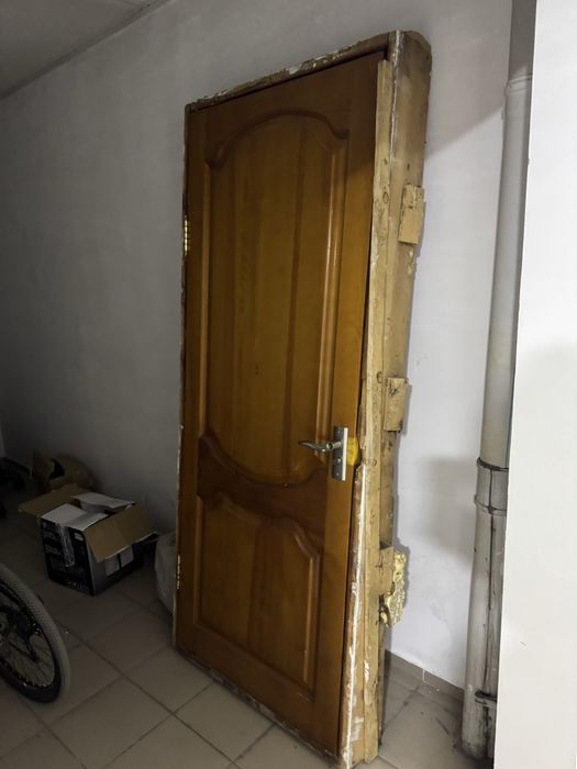 Деревянная входная дверь