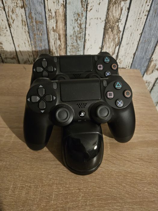 PS4 Slim 500GB, 2 dualshock controllers, 5 games