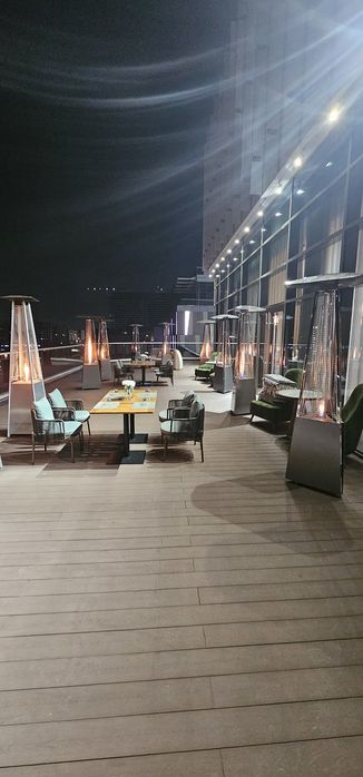 Уличный газовый обогреватель аренда . Уличный кaмен прокат. Стол стул