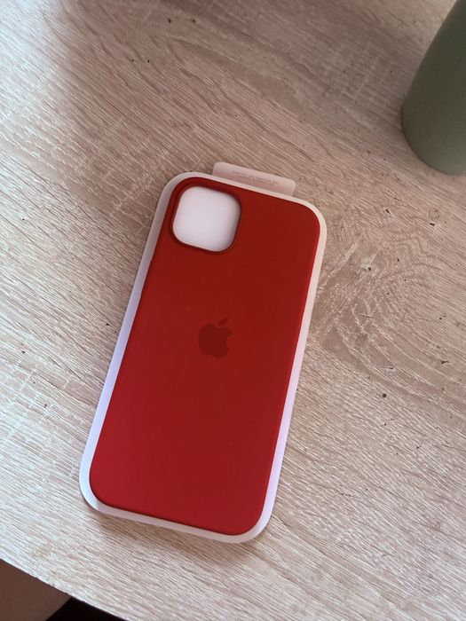 Срочно продаю чехол оригинал для iPhone 13