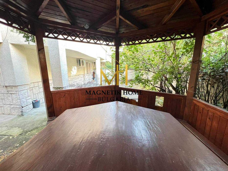 Бюджетен двустаен апартамент с беседка на метри от морската градина