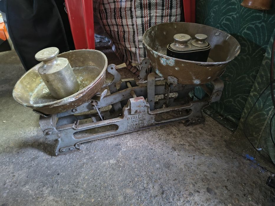 Старинна месингова везна с теглилки