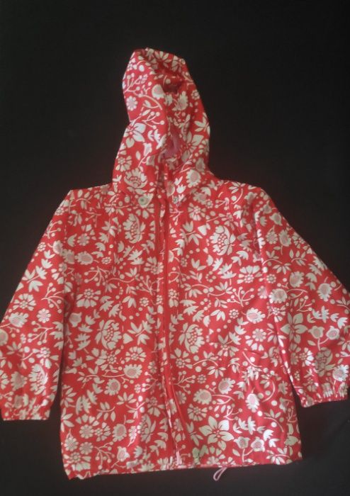 Пролетно яке с качулка момиче