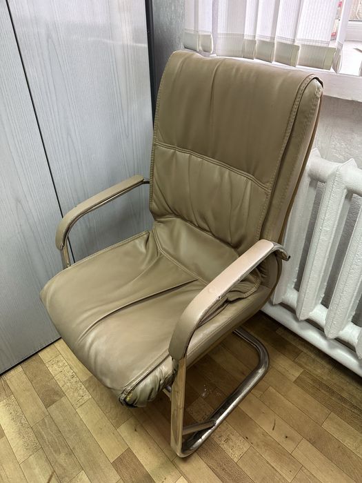 Офисные стулья 2 штуки