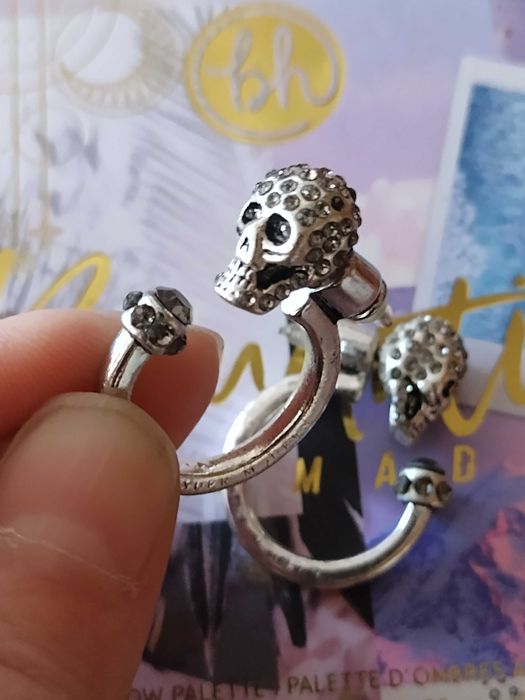 Обеци с черепи и камъчета