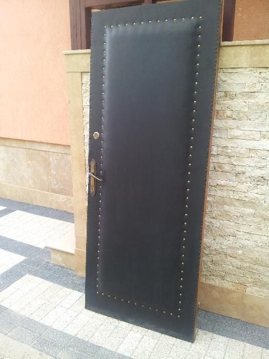 Usa capitonata ambele parti.