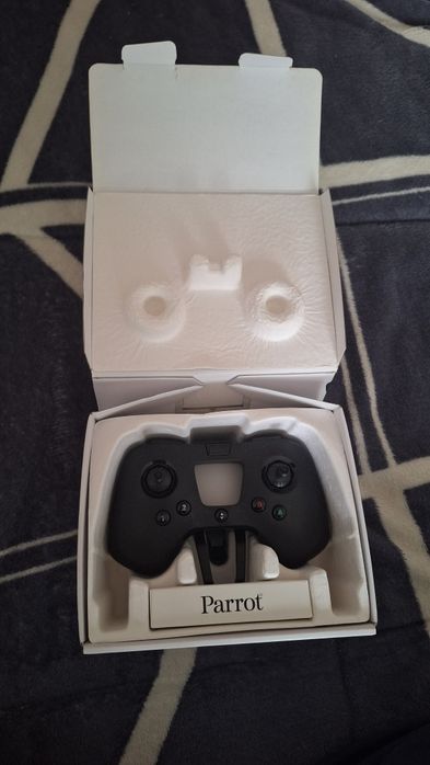 controler Bluetooth  Parrot Flypad.
Conceput pentru minidronele Parro