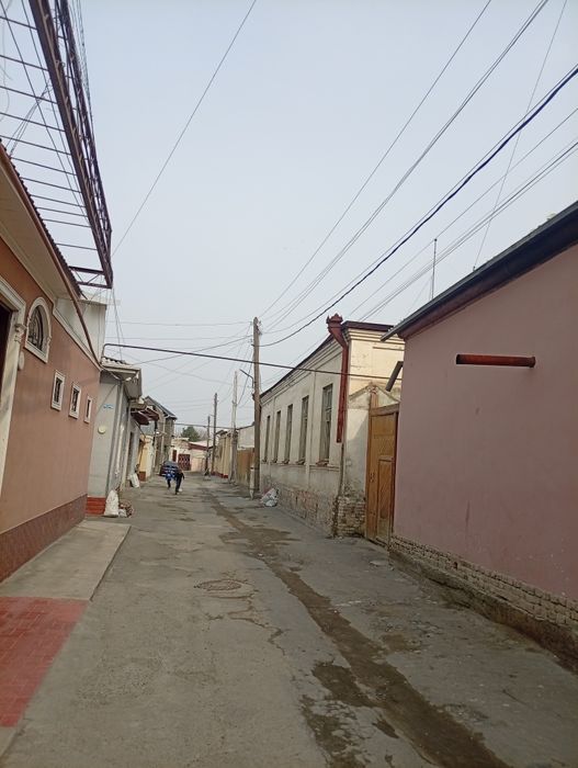 Шахар марказида яшаш, Коттеж куриш учун Ер хисобида ховли  сотилади..