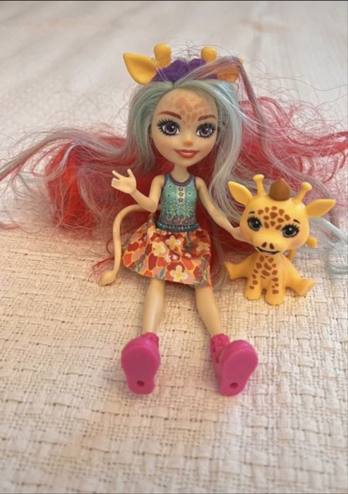 Papusa Enchantimals Giraffe si prietenul girafa