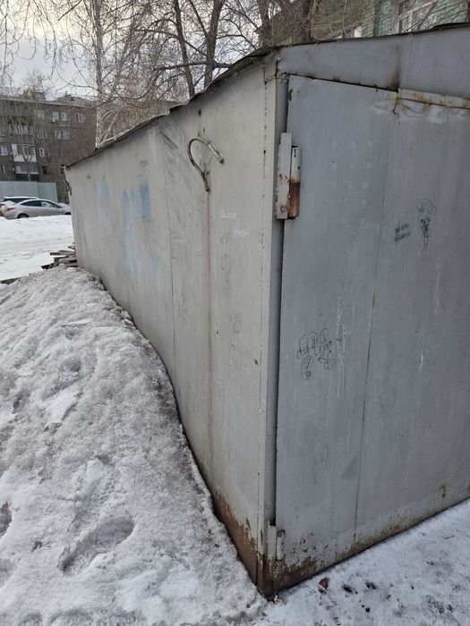 Металлический гараж.