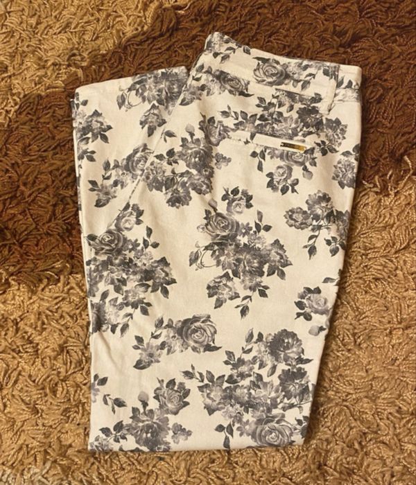 Pantaloni albi cu flori