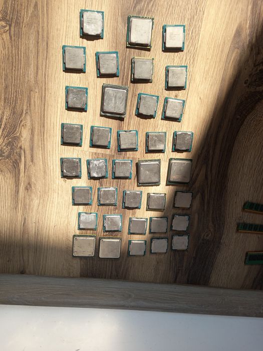 PROCESOARE INTEL de la prima generatie la a 9 a si xeon