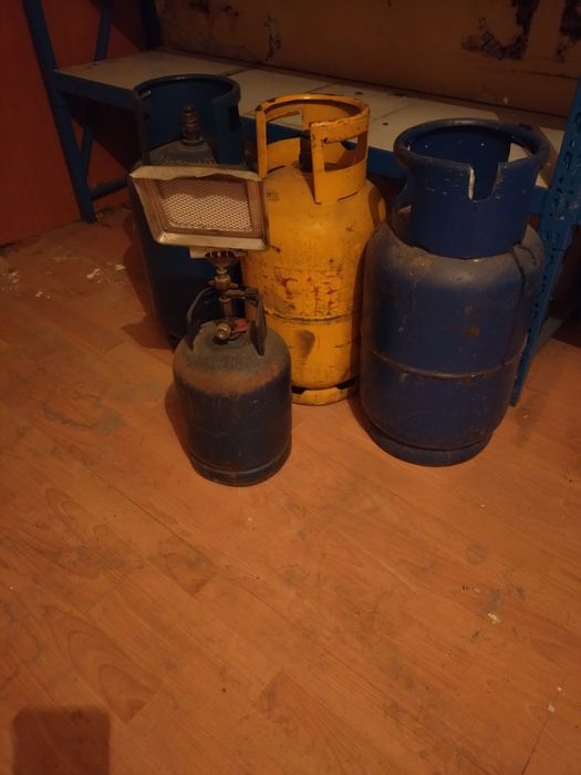 Продавам 3 броя газови бутилки. Цена за трите - 90 евро.