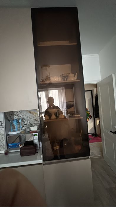 Шкаф со стеклянной дверью