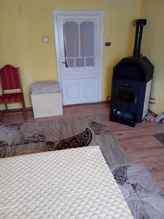 Vind casa in com Taut cu toate facilitatilesi livada cu 100 de pomi