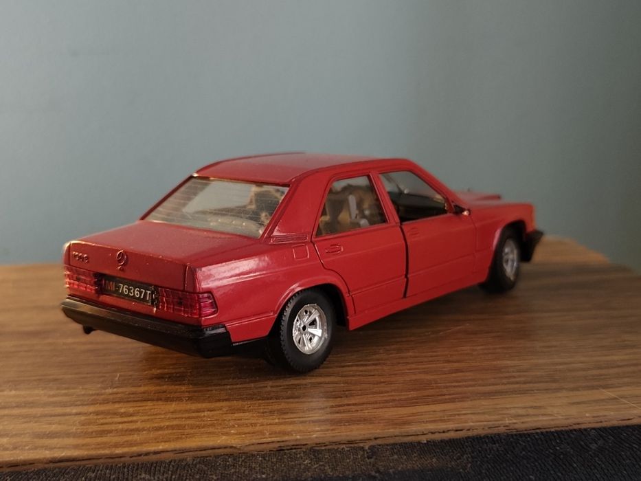 Macheta burago Mercedes-Benz 190 E scara 1/25
