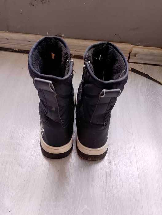 Продавам ботуши и маратонки.