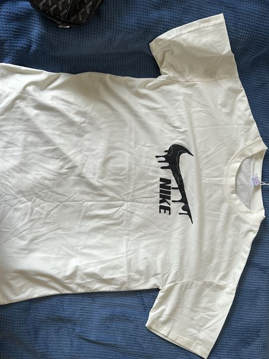 футболка сатылад 2 мын тенге