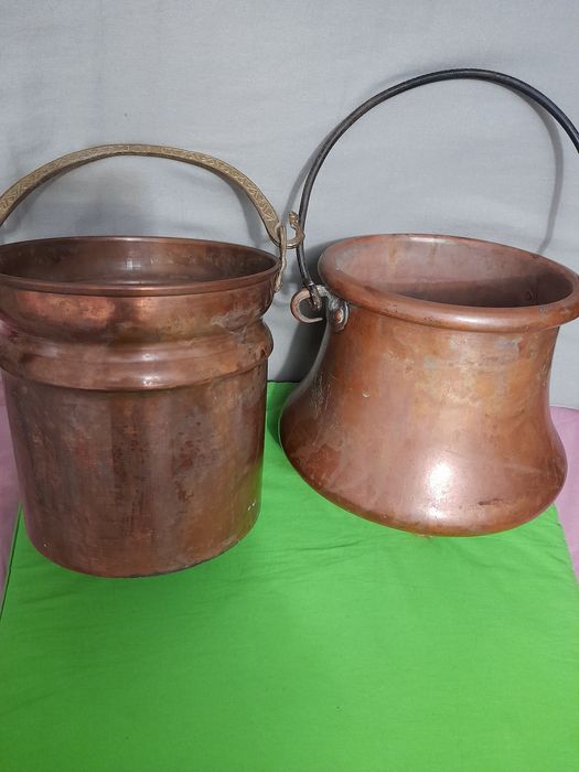 Vînd două vase din cupru