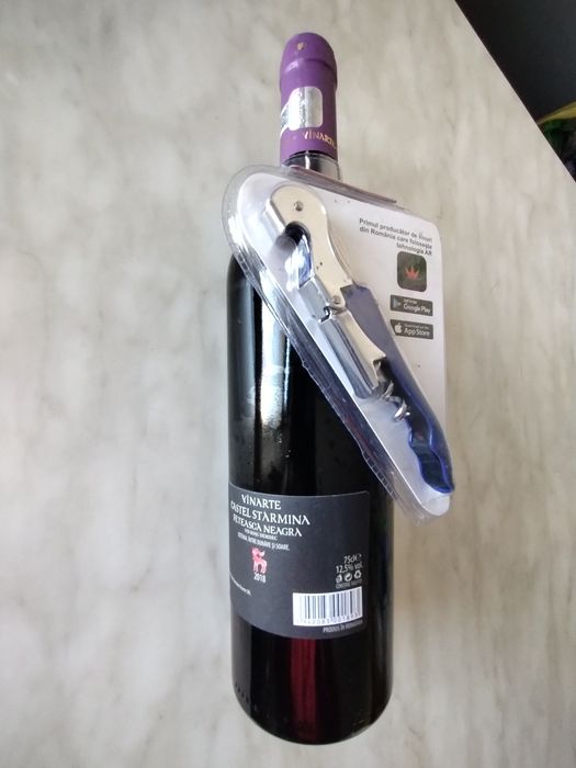 Sticla fetească neagră Castel Starmina cu tirbușon profesional