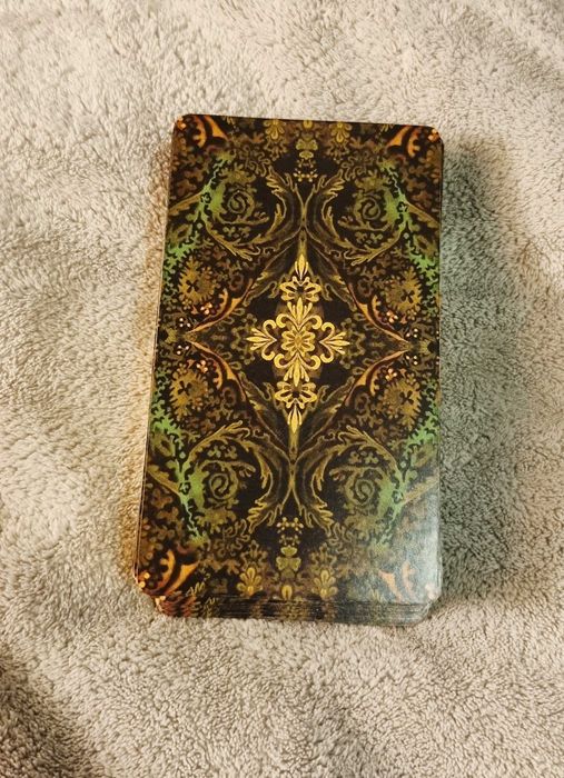 Карти Таро с книжка