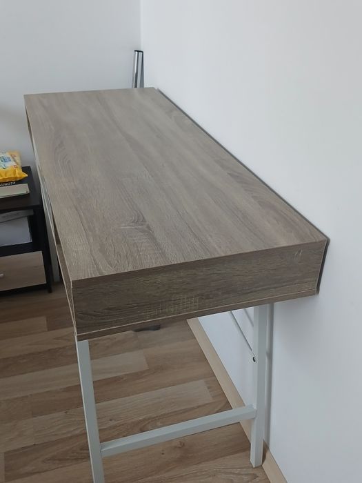 Продавам бюро с чекмедже