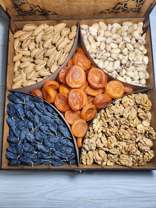 Подарочный набор бокс из сухофруктов и орехов quruq meva chaq chuqsava
