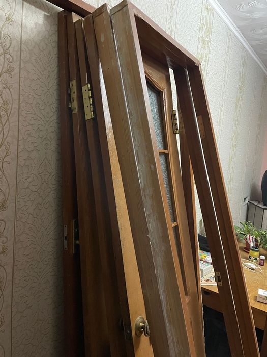 Деревянные двери с косяками