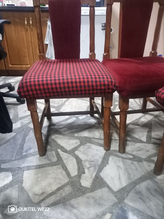 Дървени столове.