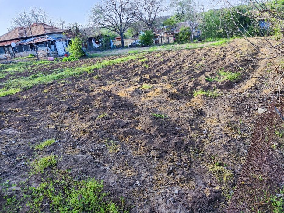 Къща с двор 1500кв.м