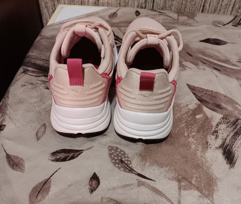 Продавам дамски маратонки Puma