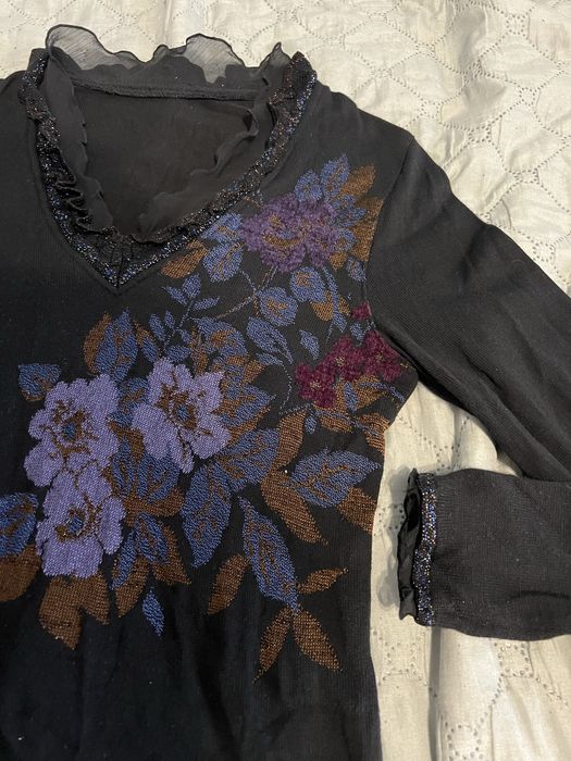 Прекрасна, ефектна блуза с бродерия, ламе и дантела на деколте и ръкав