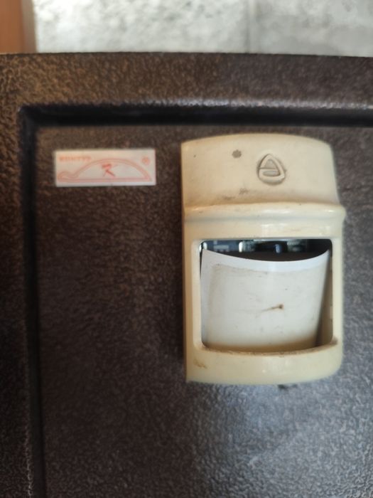 Продам сейф металлический