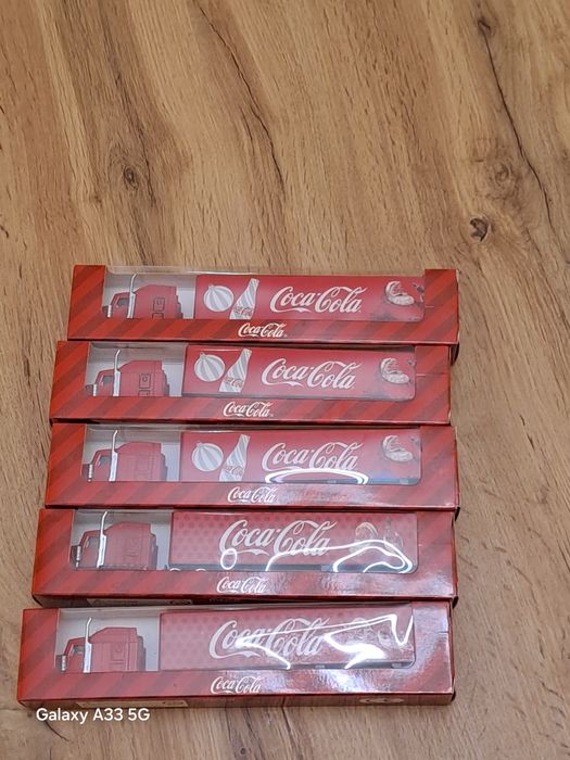 Коледни камиончета на Coca-Cola