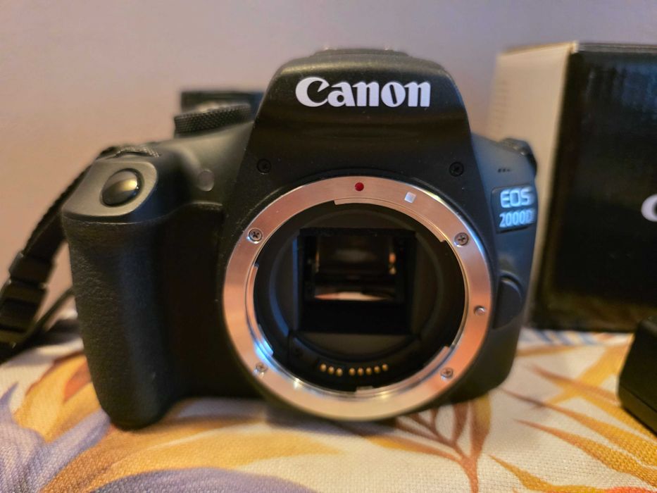 Фотоапарат Canon EOS 2000D + 2 обектива