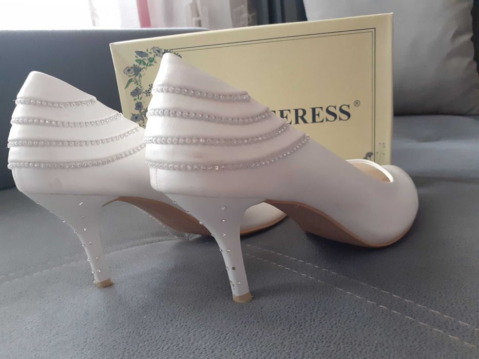 Продам белые туфли