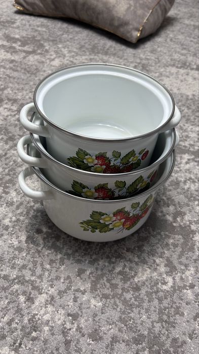 Набор кострюль и чайник