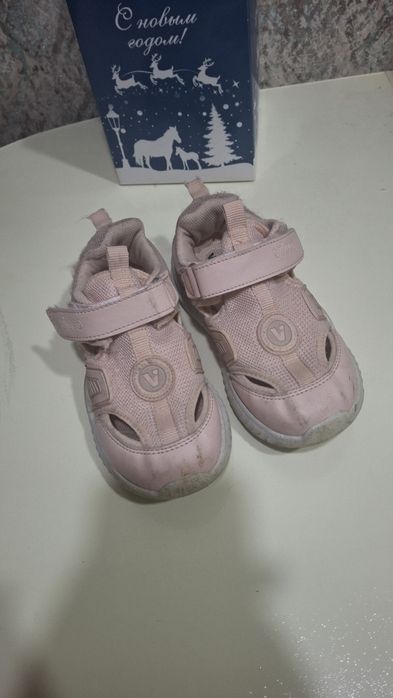 Продаю детскую обувь для девочки.