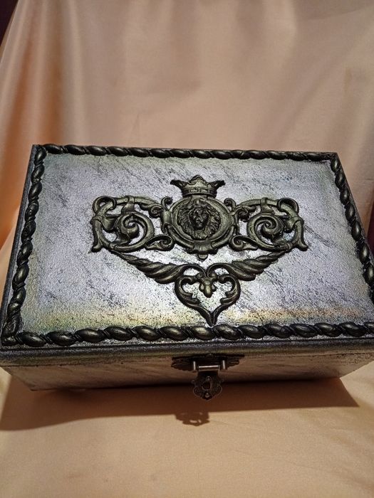 Ръчно декорирана кутия!Подарък за мъж!