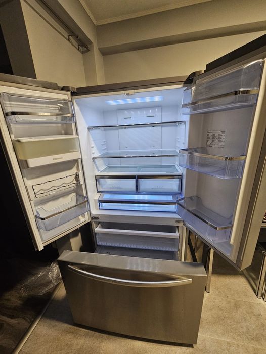 Hisense RF697N4ZS1 syde by syde